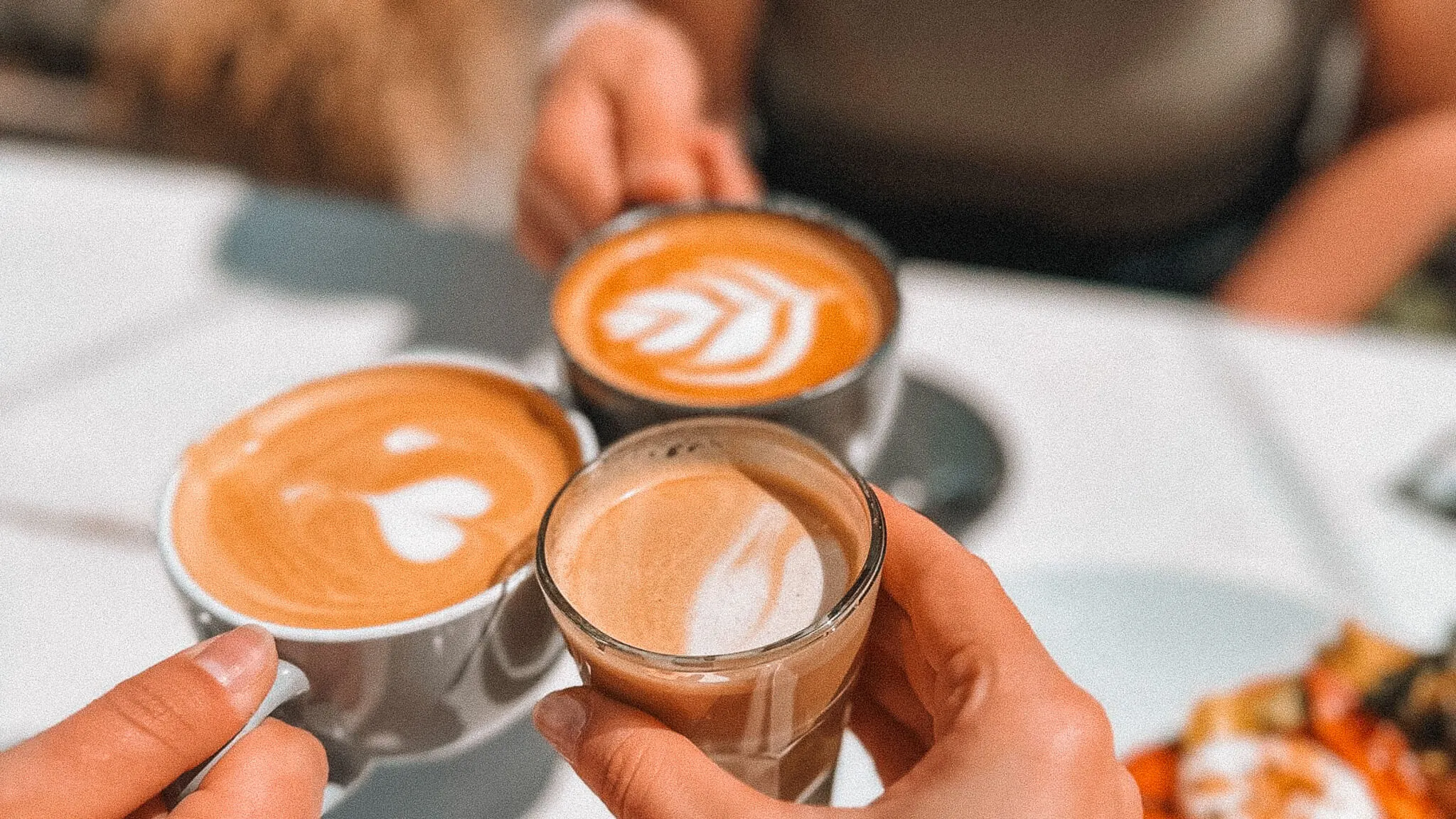 Semana 5 · Invítales a un café: convierte seguidores en leads.