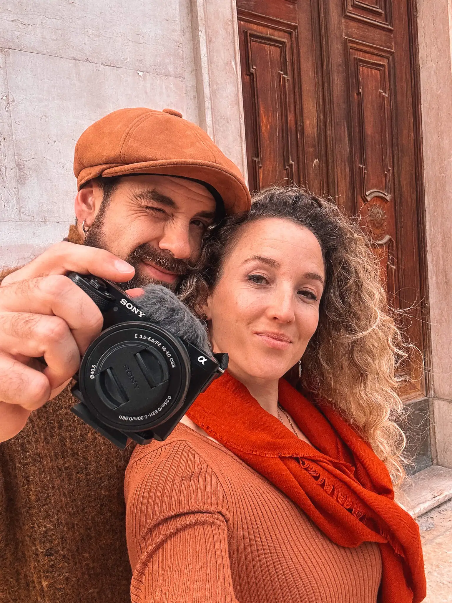Carla y Sergio, las guías de Lumara, en un ambiente cálido y cercano.